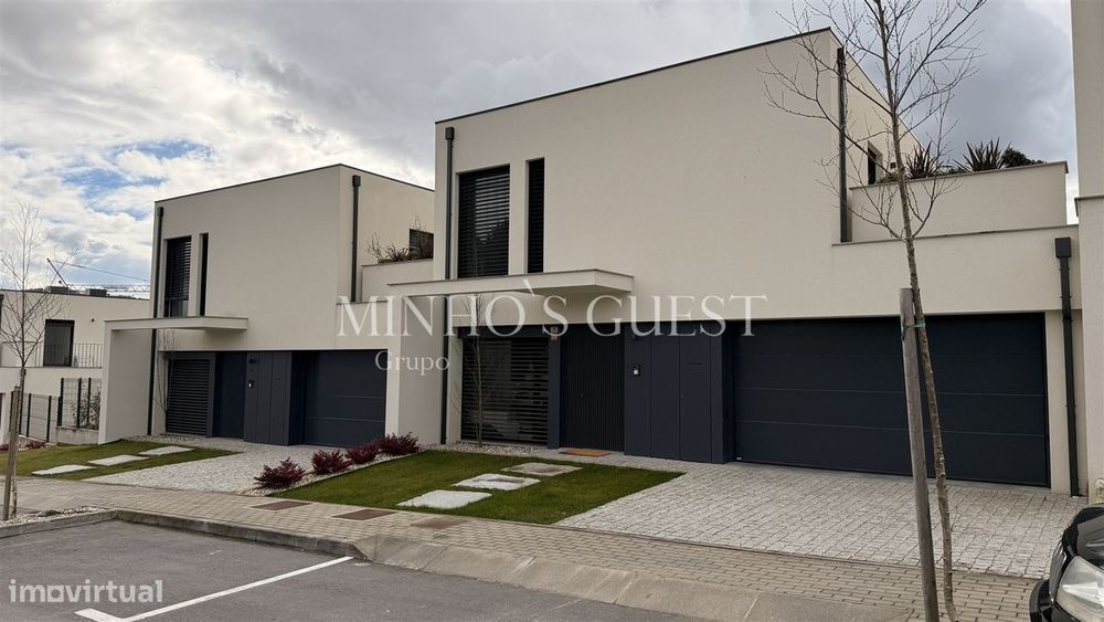 Moradia em Banda c/ 3 Suites e Logradouro - Braga