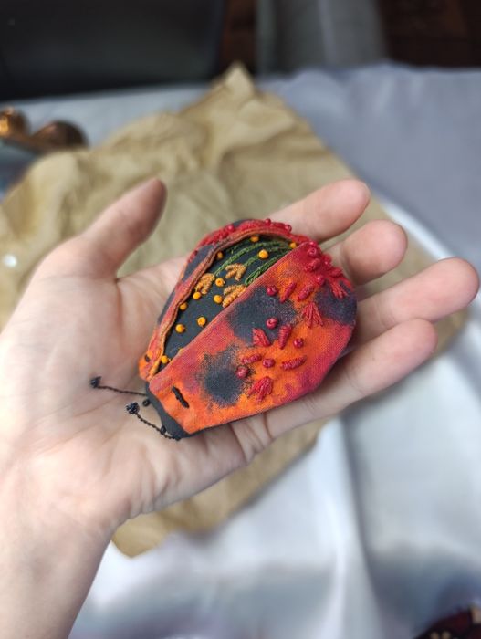 Текстильна фігурка божої корівки, декор для інтер'єру