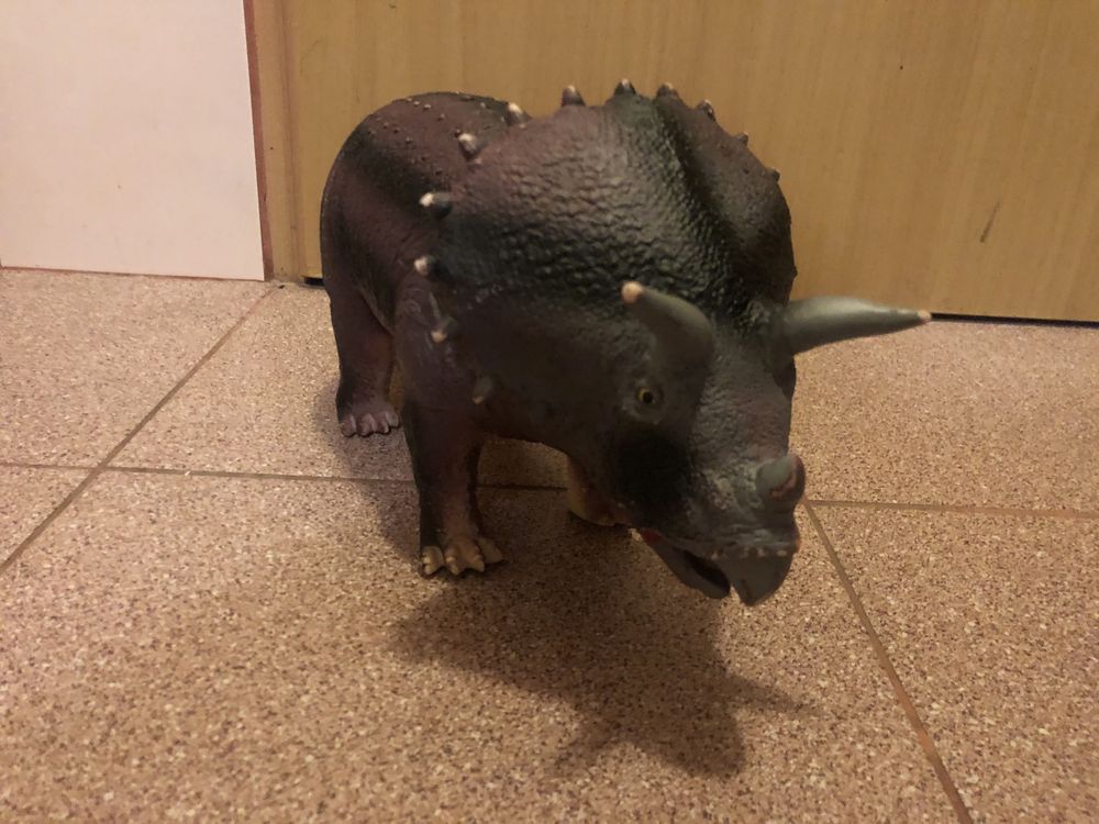 Figurka dinozaura Triceratopsa i Tyrannosaurus Rex z funkcją Godzilla
