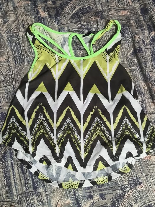 Kolorowy zielony crop top z krótkim rękawem