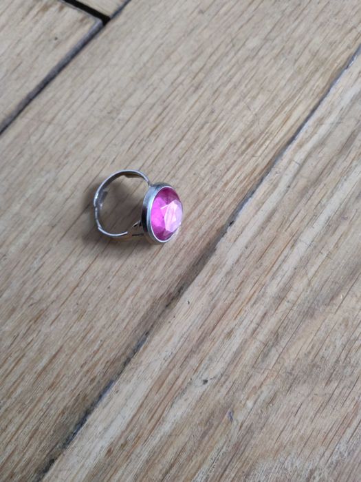 Pierścionek z różowym, dużym oczkiem, z regulacją obwodu