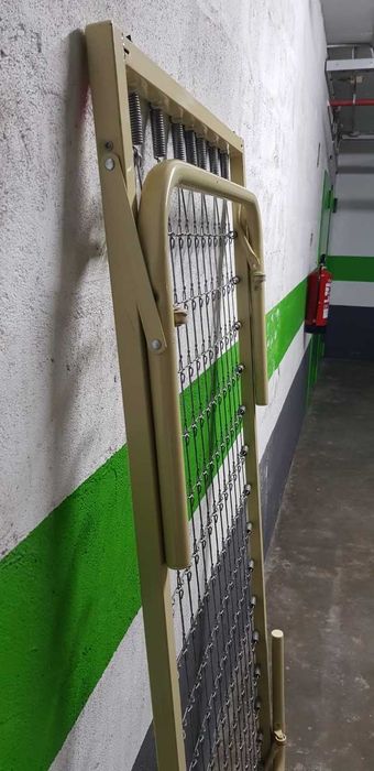 Estrado solteiro (desdobrável) e colchão incluído