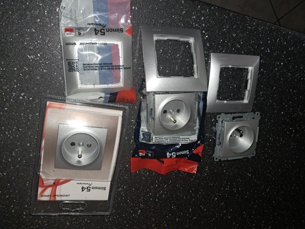 3 nowe gniazdka z ramkami Simon 54