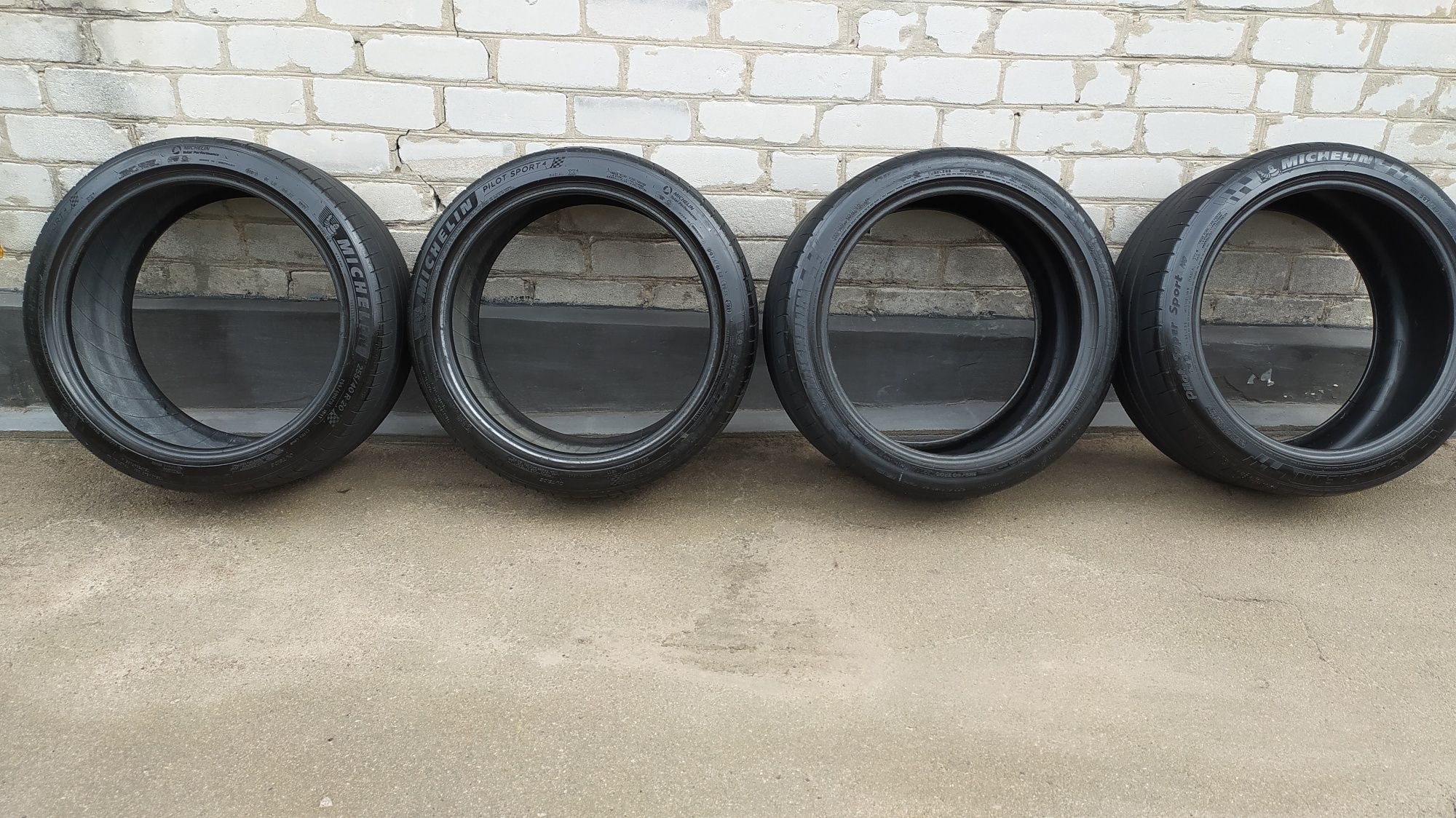 Шини 255/40 R20  4шт.