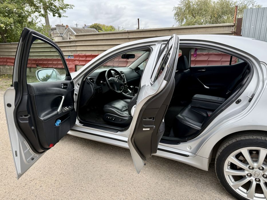 Продам Lexus Is 220d