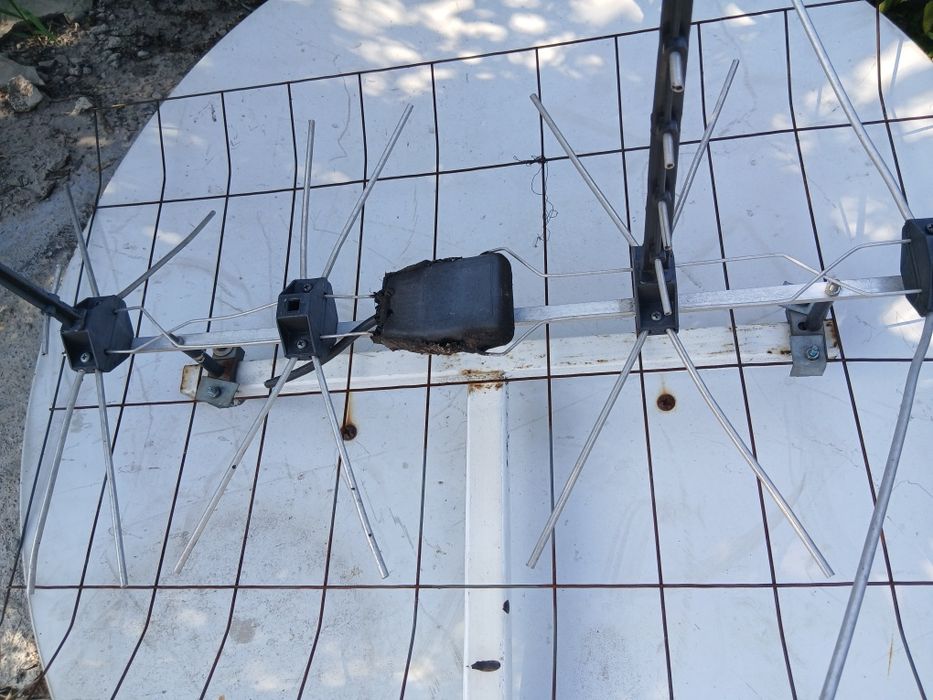 Супутникова антена .