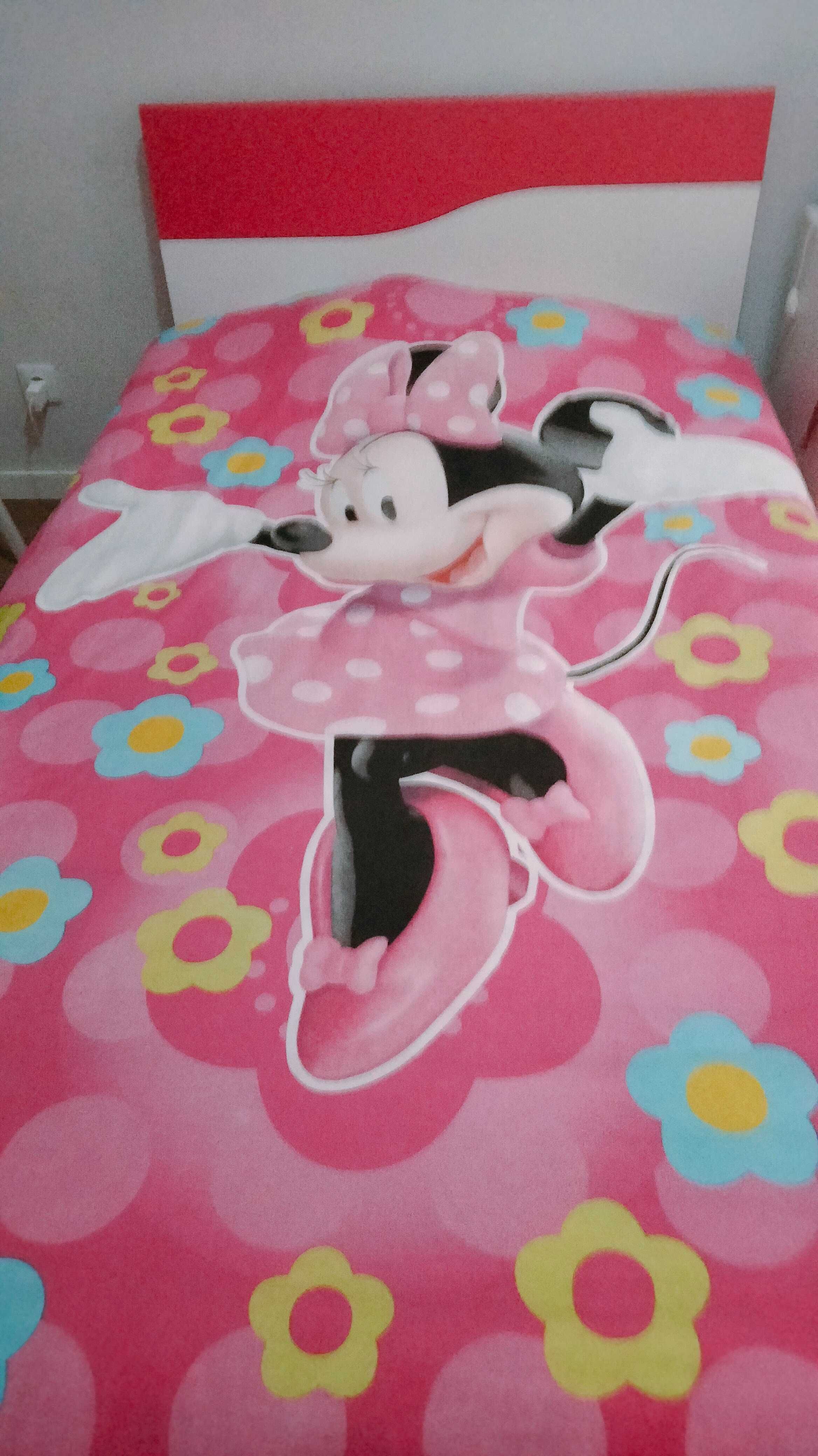 Cama de solteiro com arrumação. Cabeceira rosa e branca