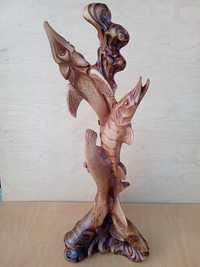 kompozycja rzeźbiarska „Ryba” wyrzeźbiona z lipy