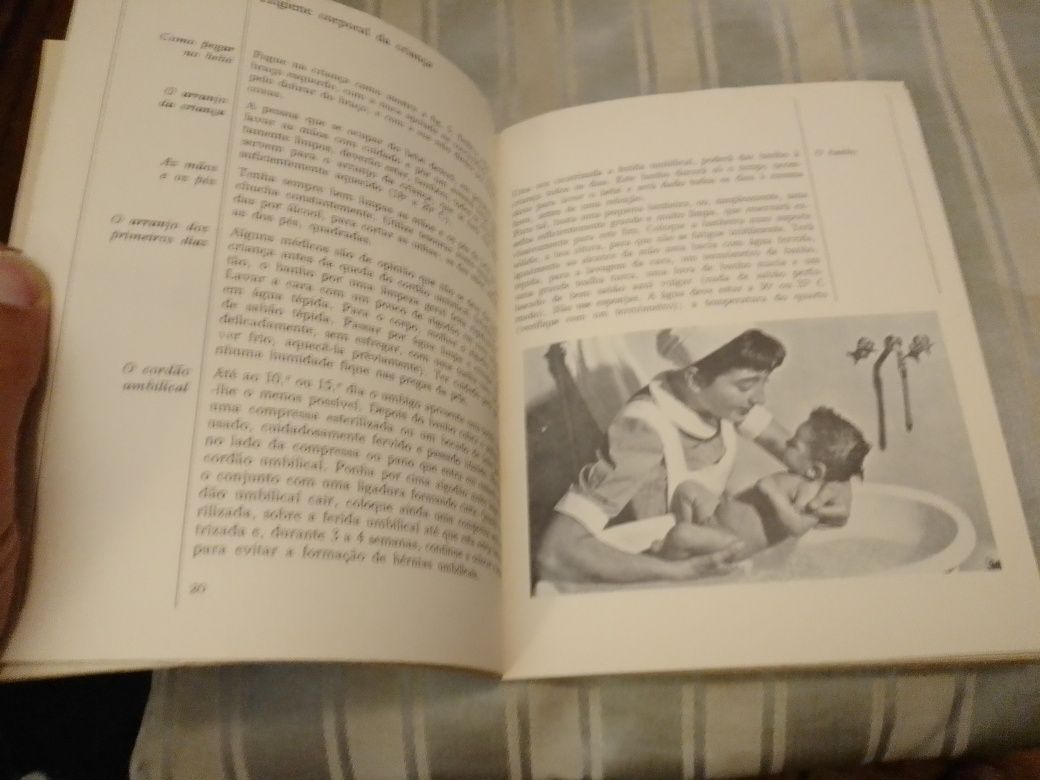 Livro da Nestlé antigo sobre Bébés-1edição raro15E-Pau antigo2EDesde2E