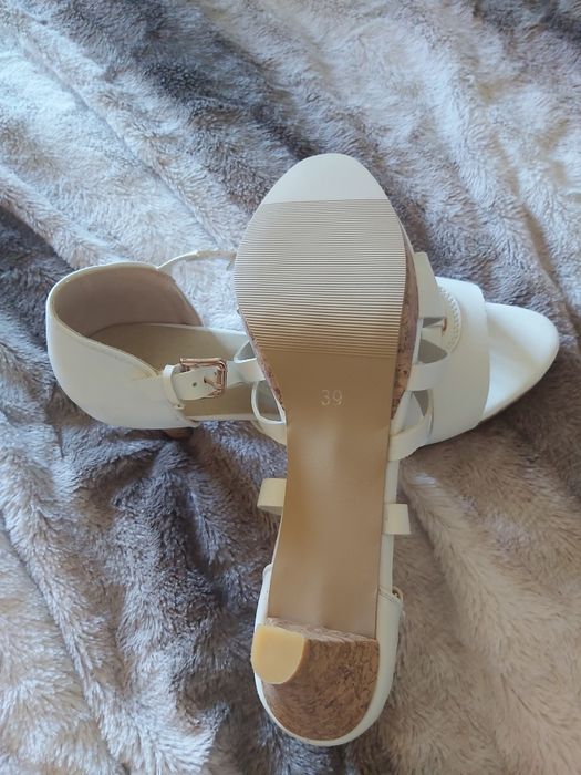 Sandálias novas, brancas, 39