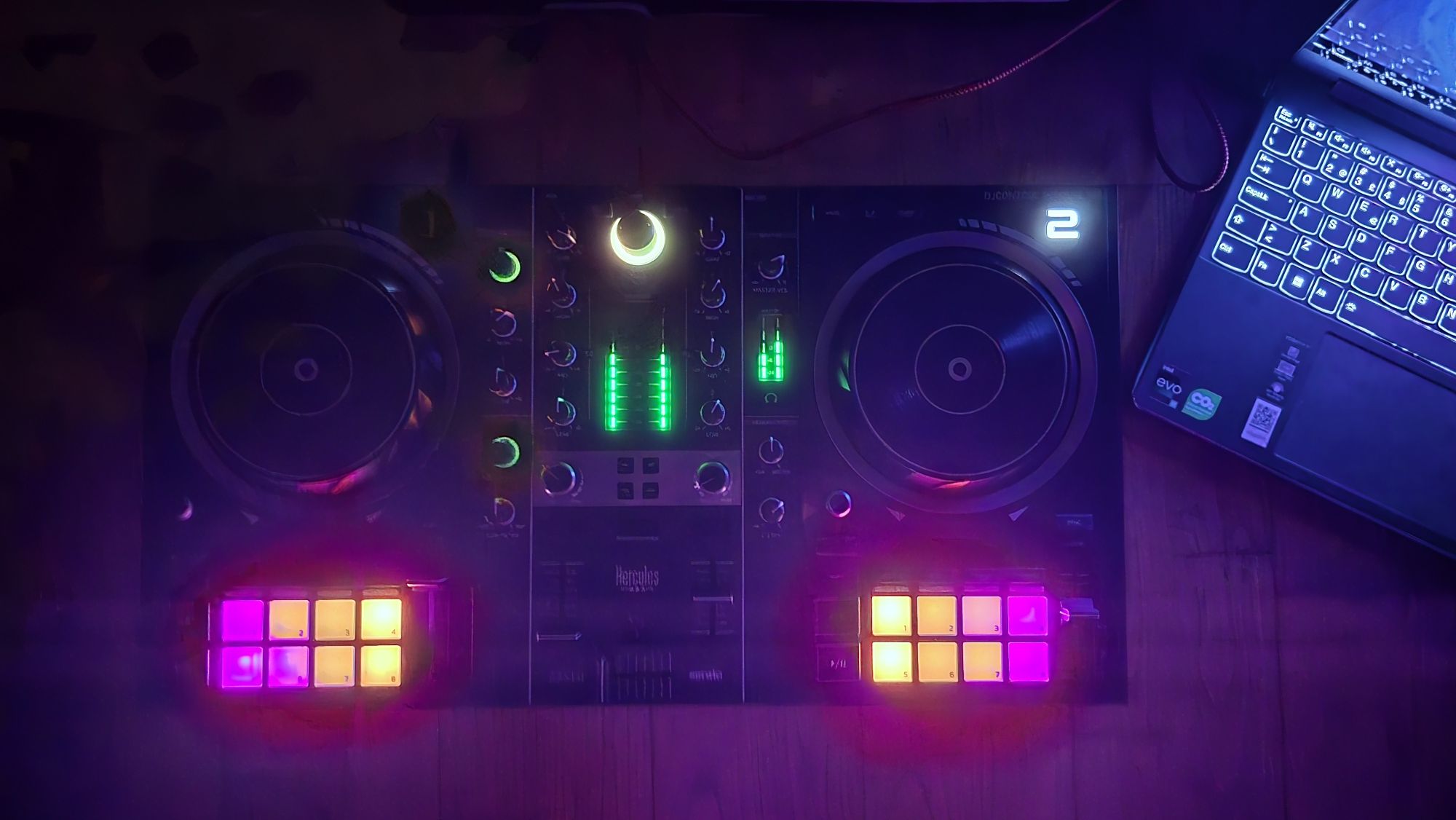 Controladora DJ Hercules DJControl Inpulse 500 para Serato e DJUCED