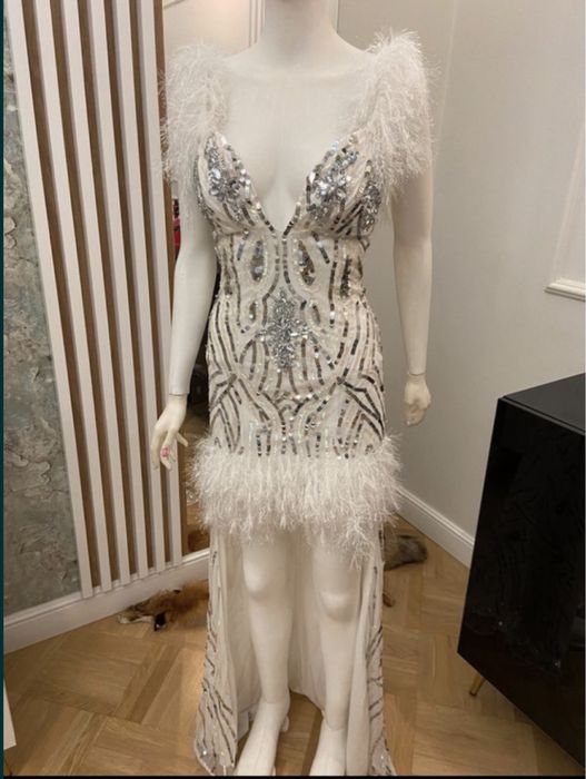 Biała cekinowa sukienka mini maxi tren pióra asos xxl 44 luxe