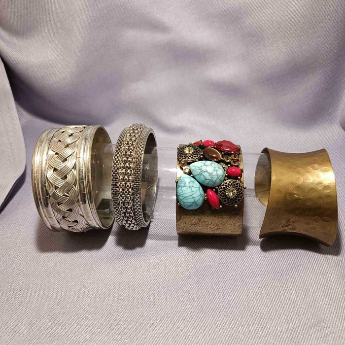 Браслети різні за дизайном та ціною