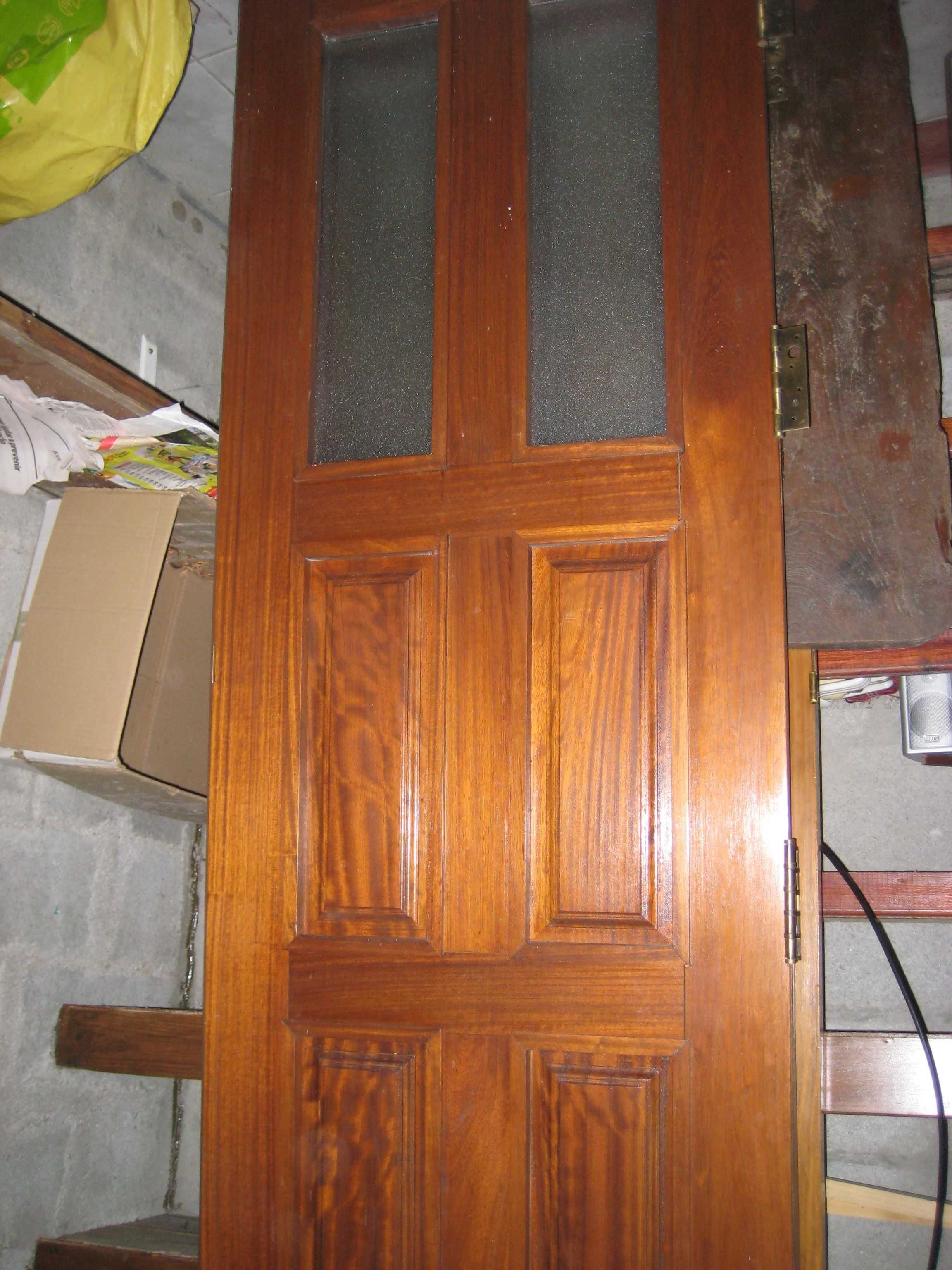 Porta de Exterior em Câmbala (2 folhas)