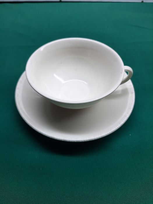 Chávenas de chá e tijelas