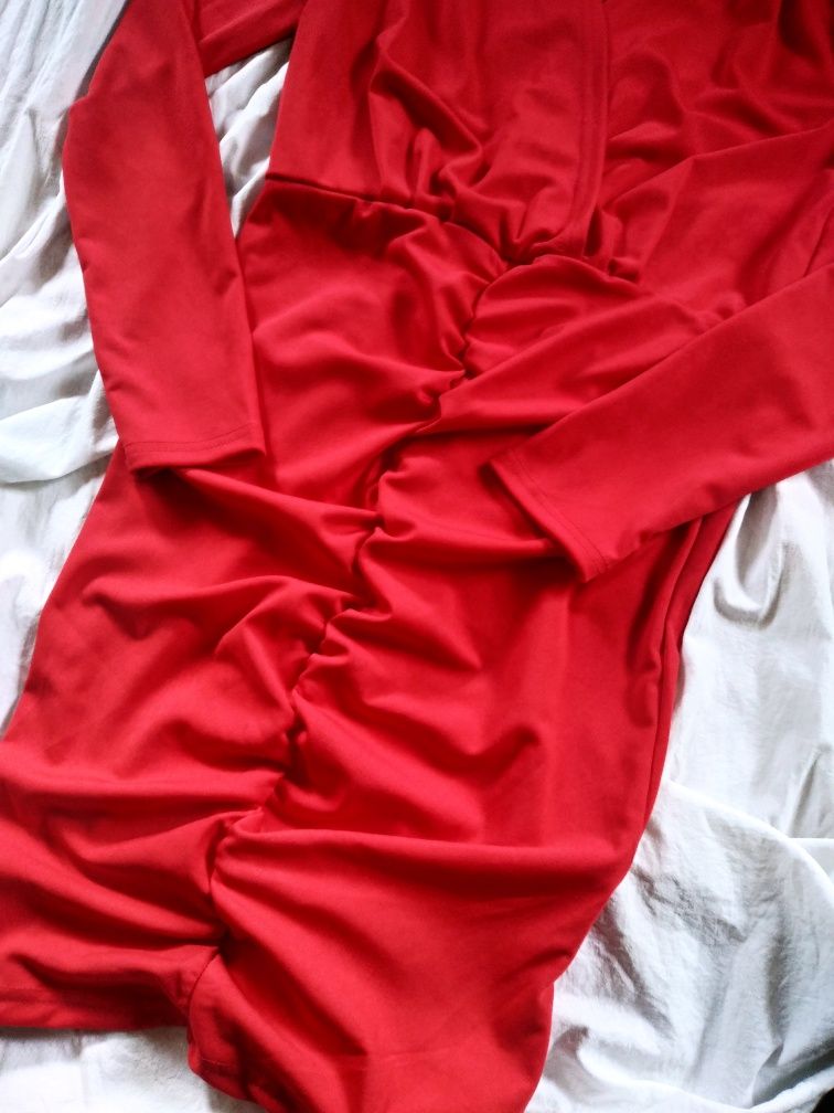 Відверта червона сукня-міні з стильним драпіруванням v-подібним вирізо