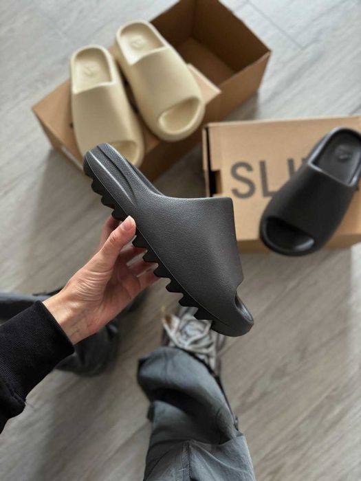 Бежевые тапочки Adidas Yeezy Slide черные шлепанцы адидас изи слайд