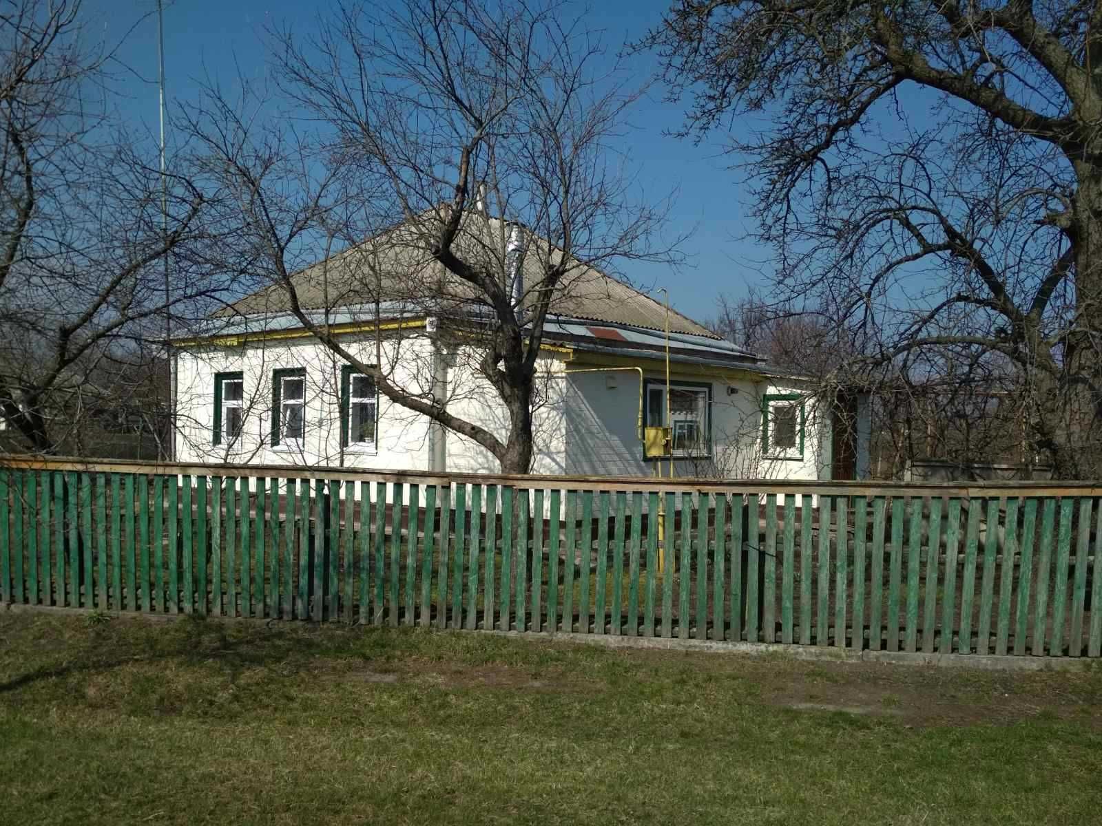 Будинок зі зручностями в центрі с. Драбівці (п3)