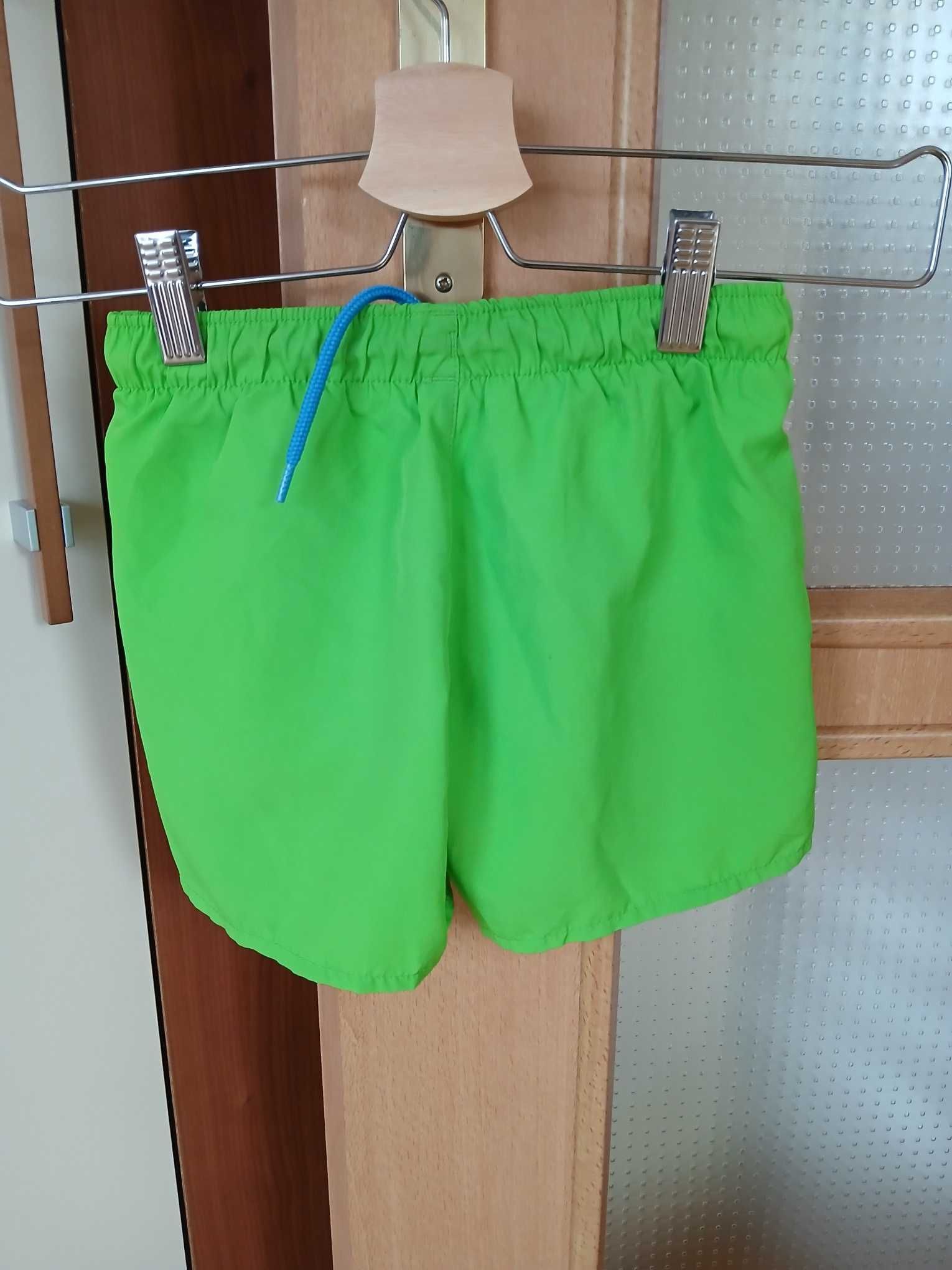 Szorty zielone długość 26cm, biodra 37cm z siatką 110/116