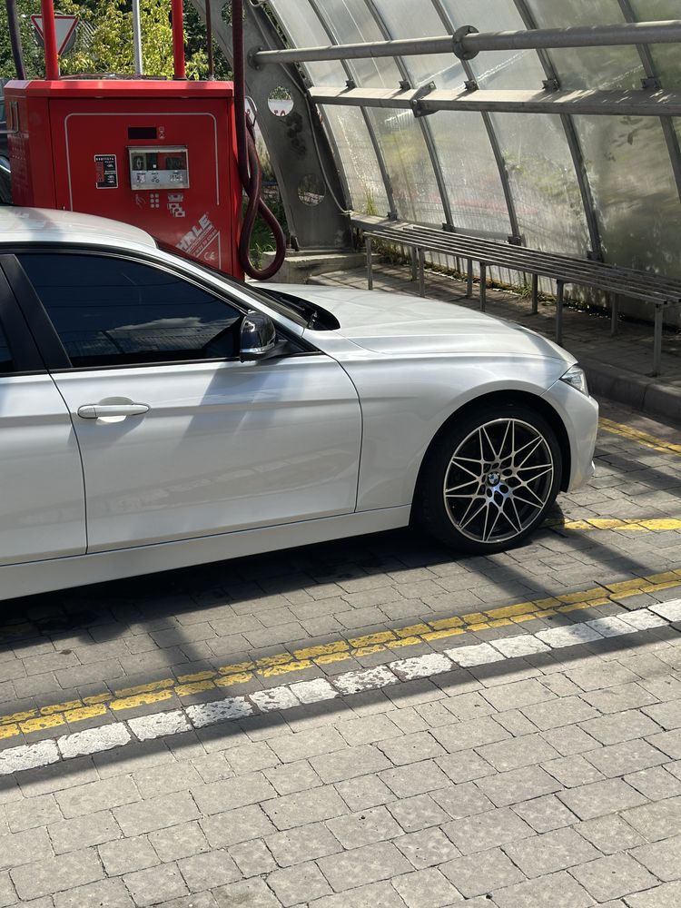 Bmw 328i 2015 замінений цеп і помпа 20к назад повністю обслужений авто