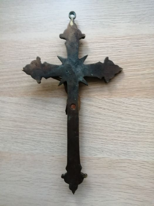 cruxifixo em cobre muito antigo