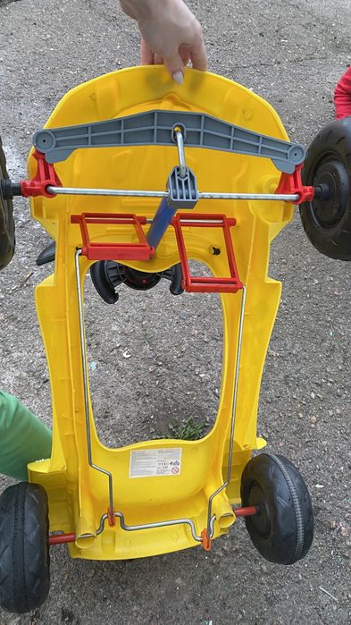 Педальна машинка толокар