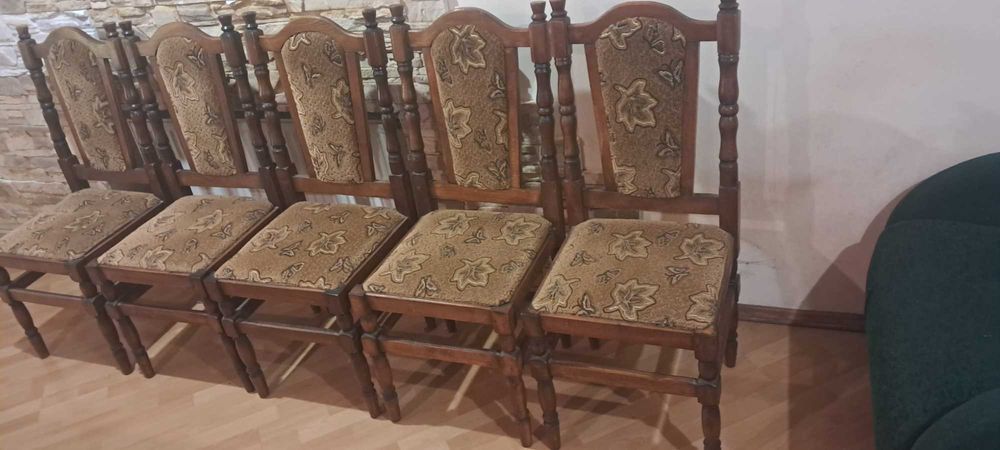 Стіл та 12 стільців