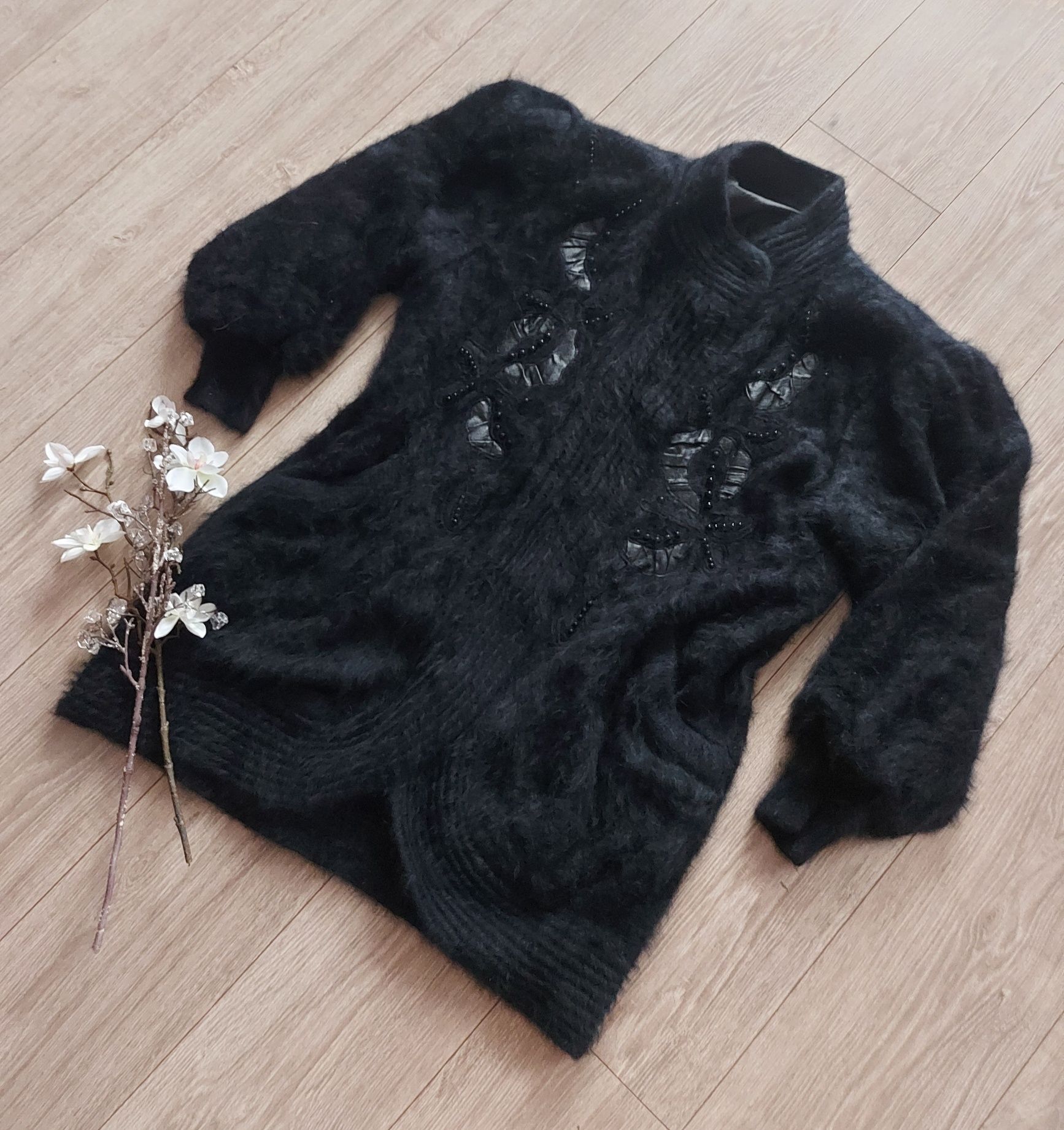 Czarny  sweter,  kardigan z aplikacją - 80% angora
