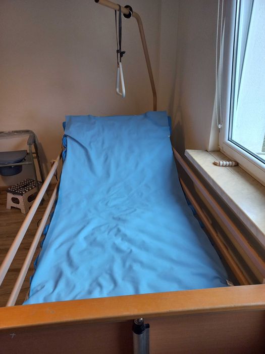 Łóżko rehabilitacyjne elektryczne z materacami ta innym sprzętem