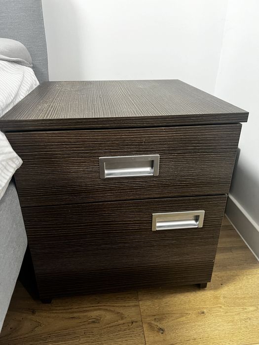 Szafka nocna z szufladami – ciemne drewno, stan bardzo dobry