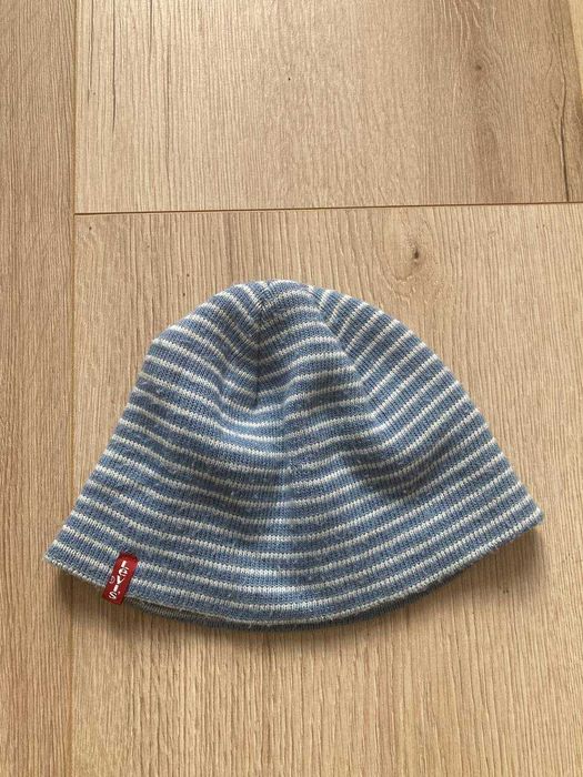 czapka marki Levis,