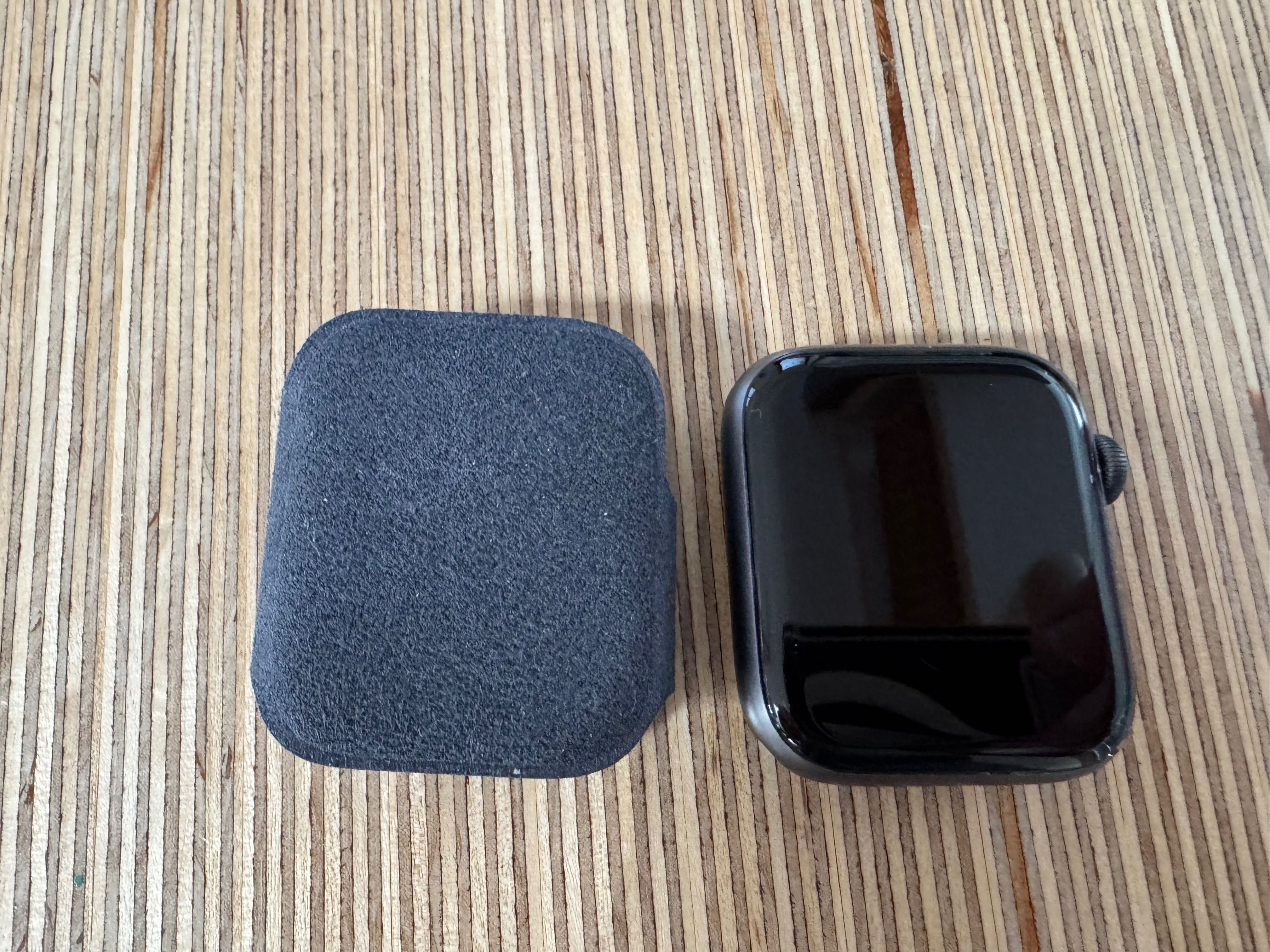 Apple Watch 5, 44mm, zestaw z ładowarką, stojakiem i 4 paskami