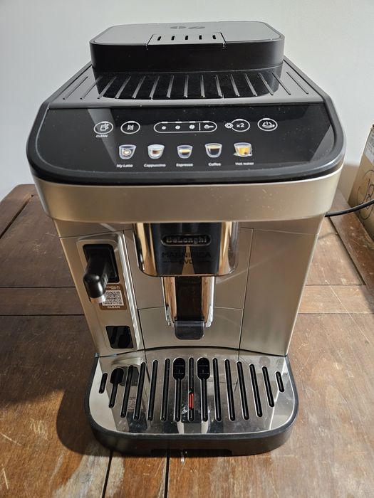 Máquina de Café Automática DELONGHI Magnifica Evo - Nova c/garantia