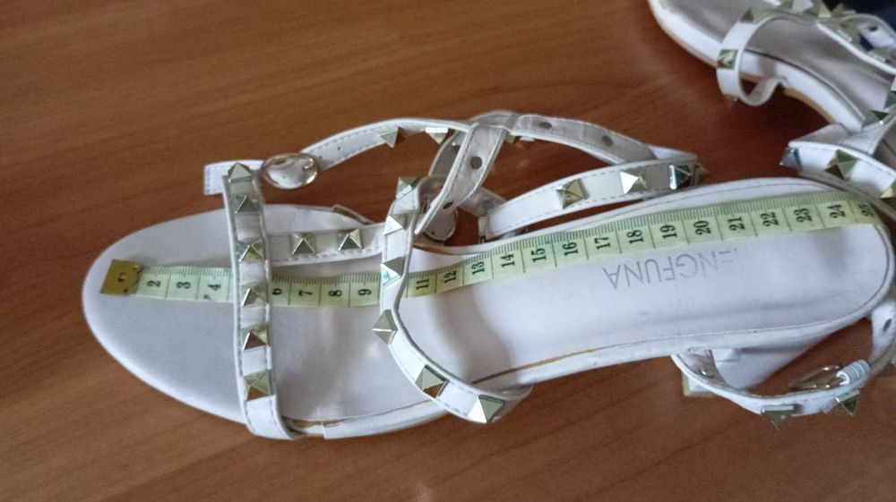 Продам жіноче взуття