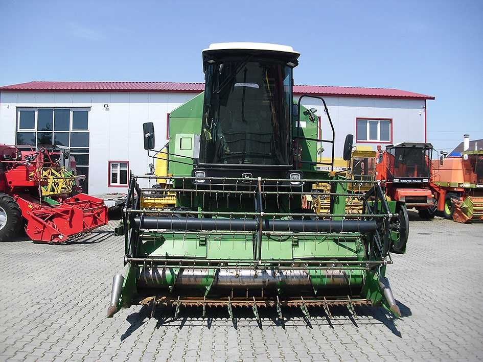 Зерноуборочный комбайн John Deere 1052