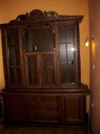 Komoda witryna stylizowana rzeźbiona Kolor Orzech brąz