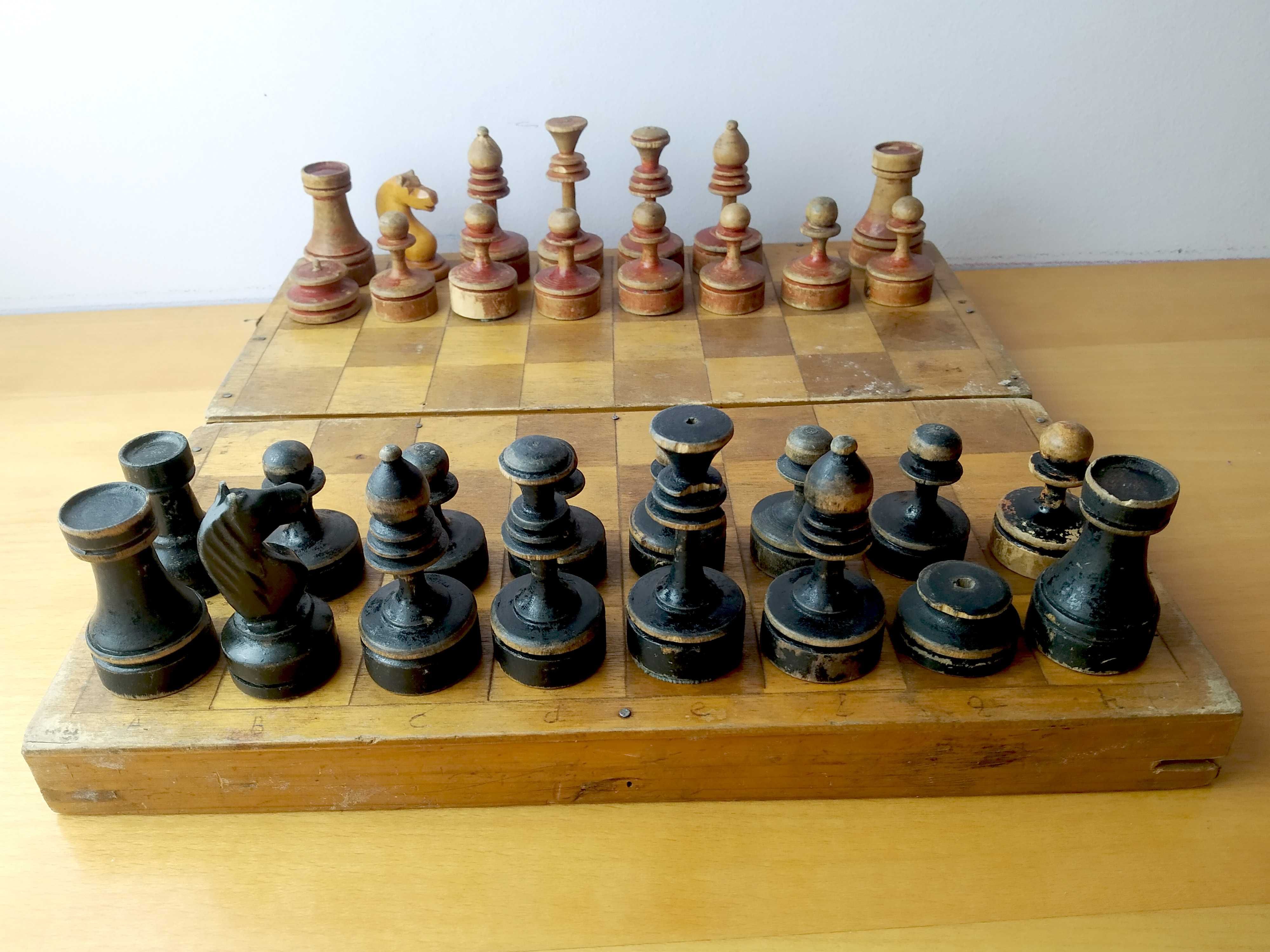 Старі цікаві деревяні шахи.