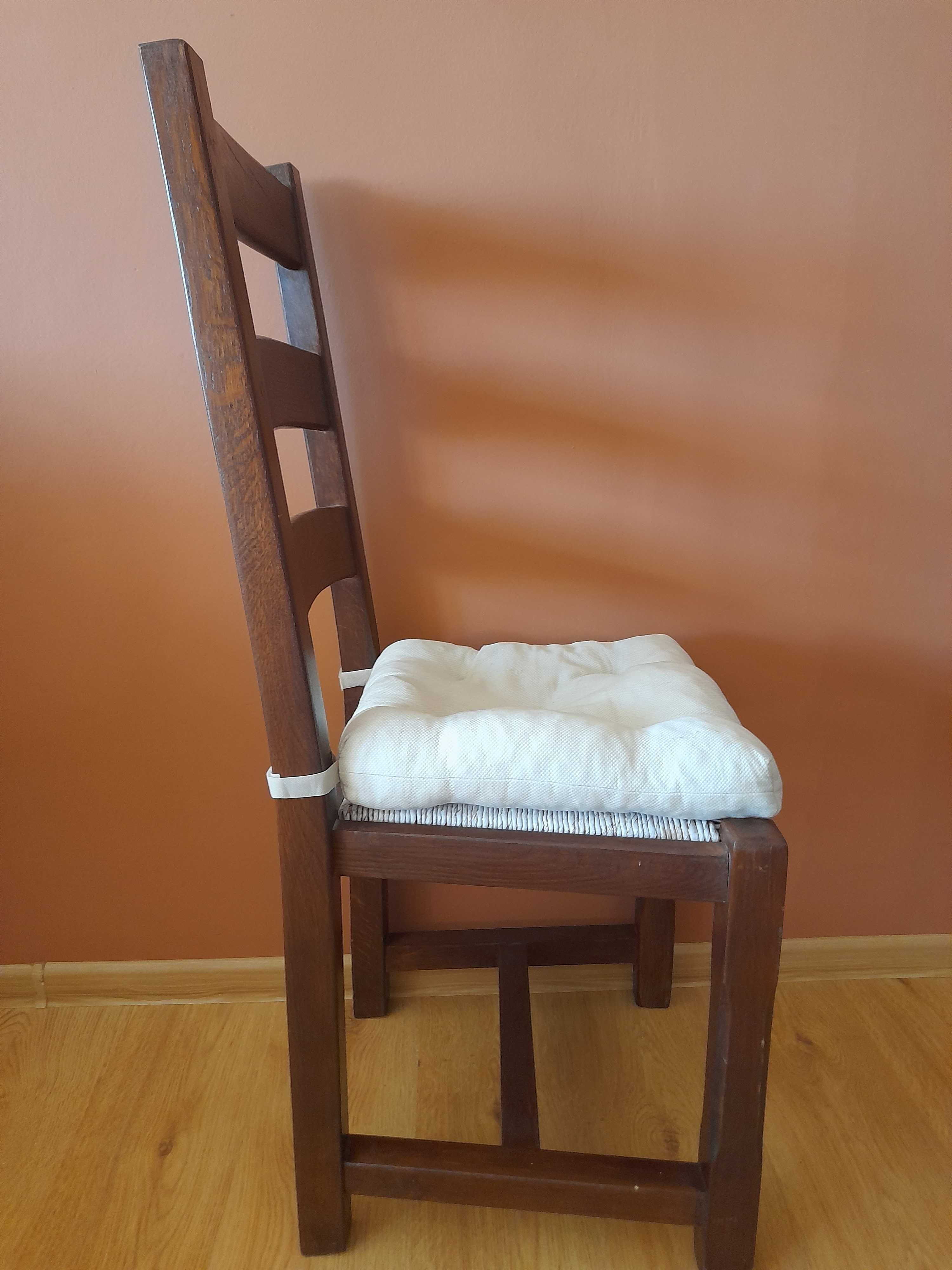 Solidne krzesła dębowe