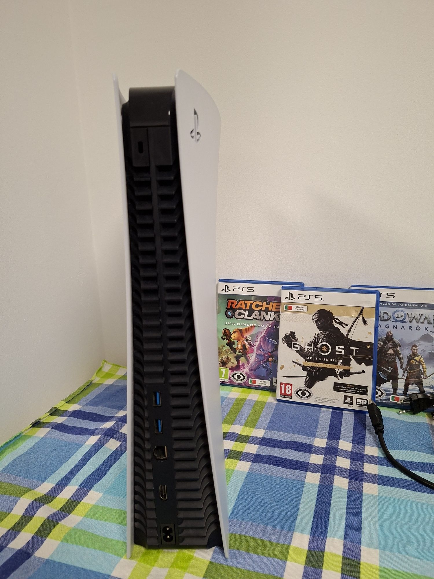 Vendo Play Station 5 C/Leitor Cds 1 comando + 3 Jogos