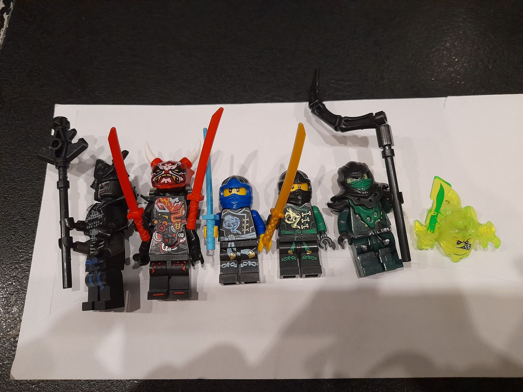 Zestaw LEGO Ninjago - figurki, gazetki, karty