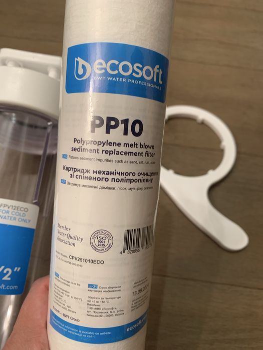 Новый бытовой фильтр для воды с картриджем в комплекте.