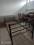 Cama em ferro de cor preto de solteiro