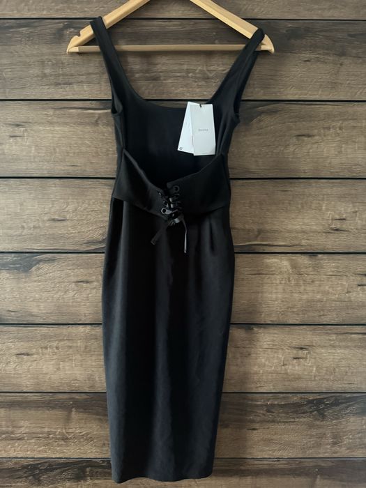 Dopasowana, czarna sukienka midi. Wiązany pasek. Nowa