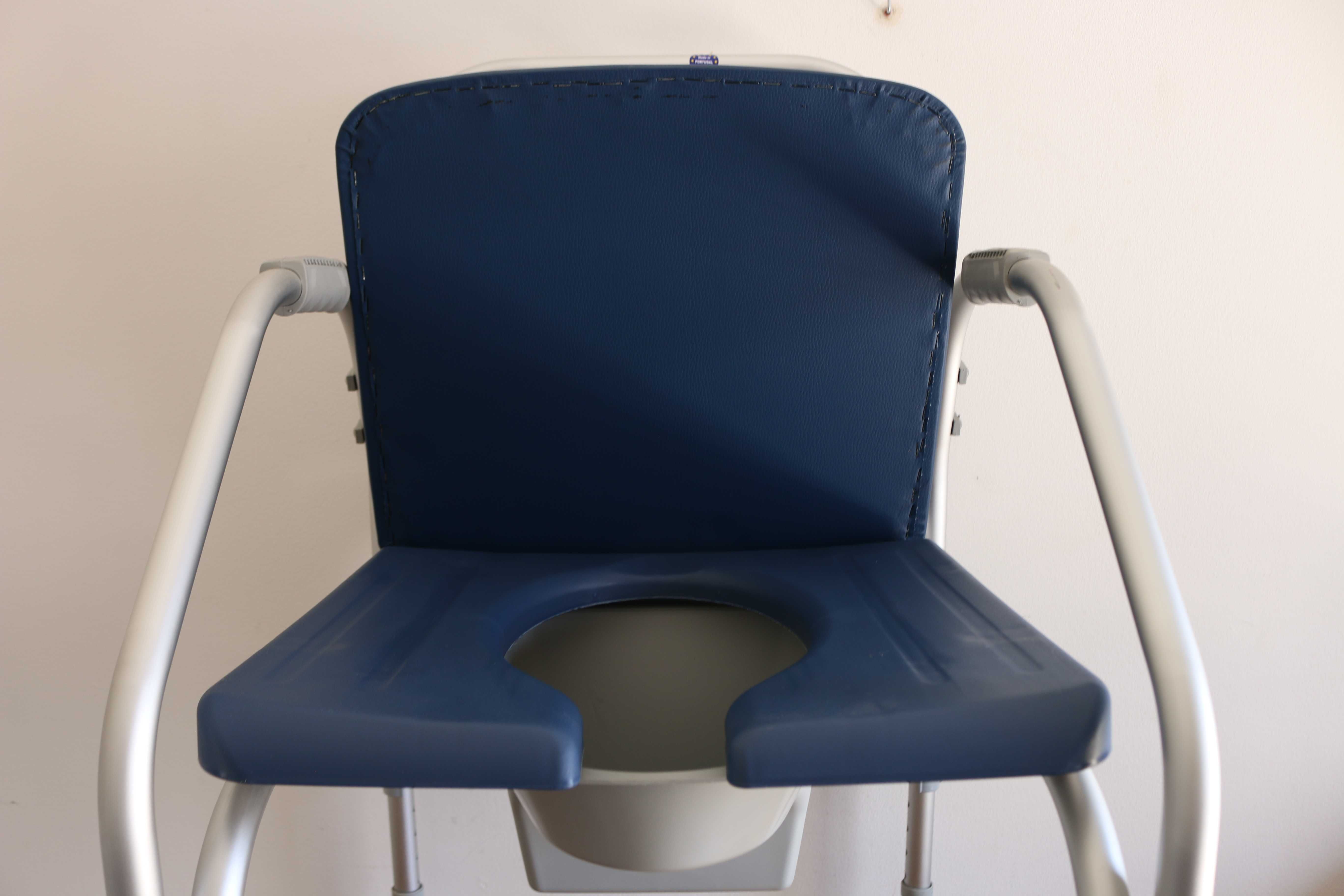 cadeira sanitária fixa prateada