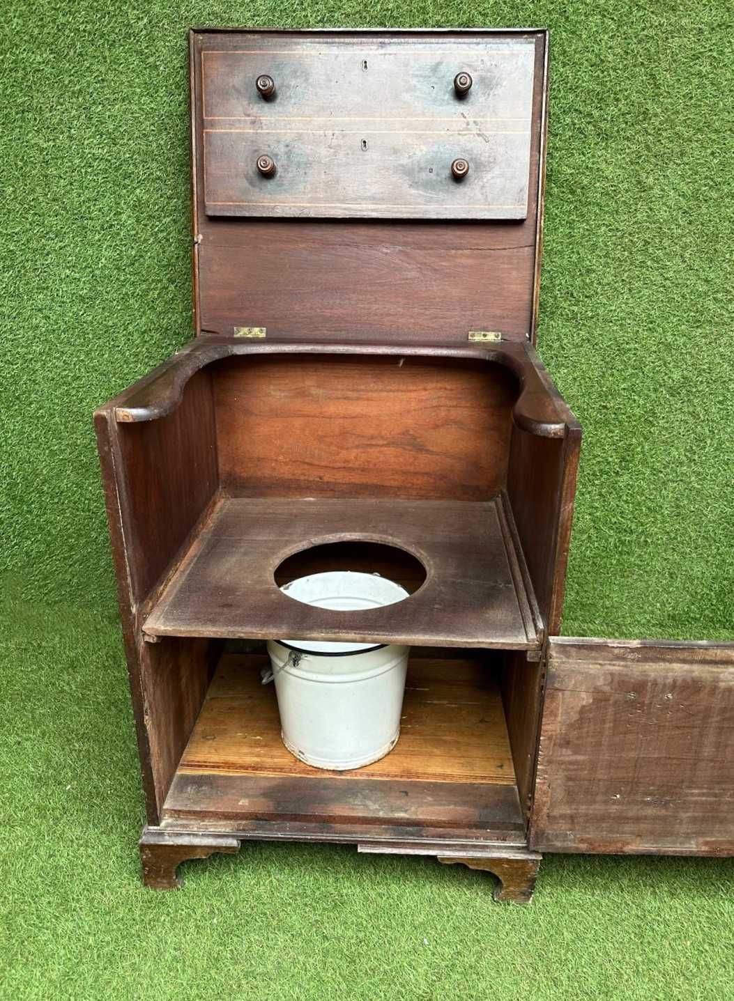 Movel sanitario antigo, em madeira exotica, operacional