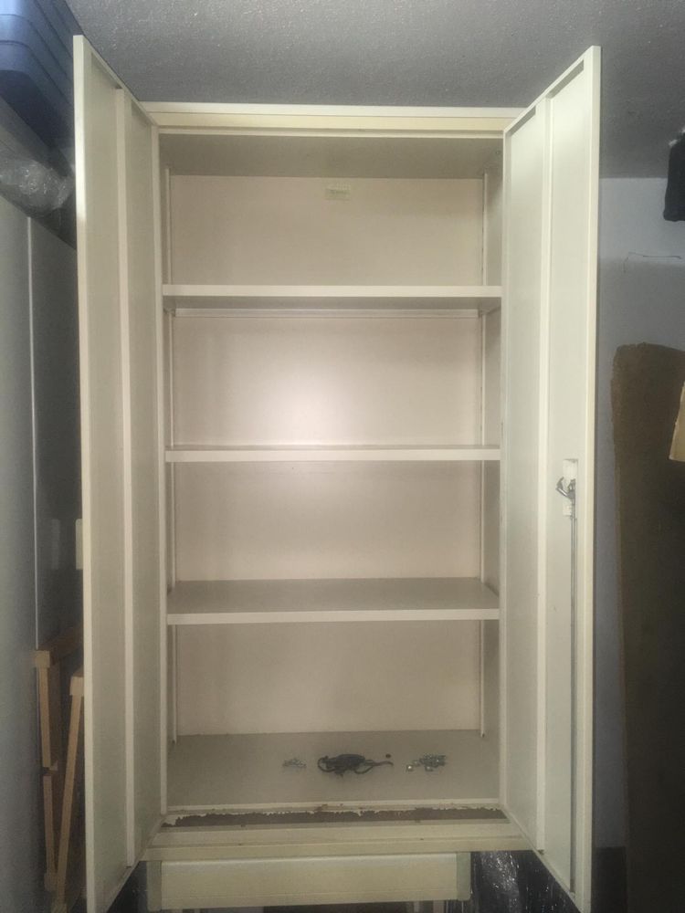 Armário metálico com portas de abrir