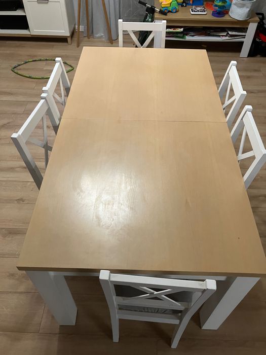 Stół rozkładany z krzesłami