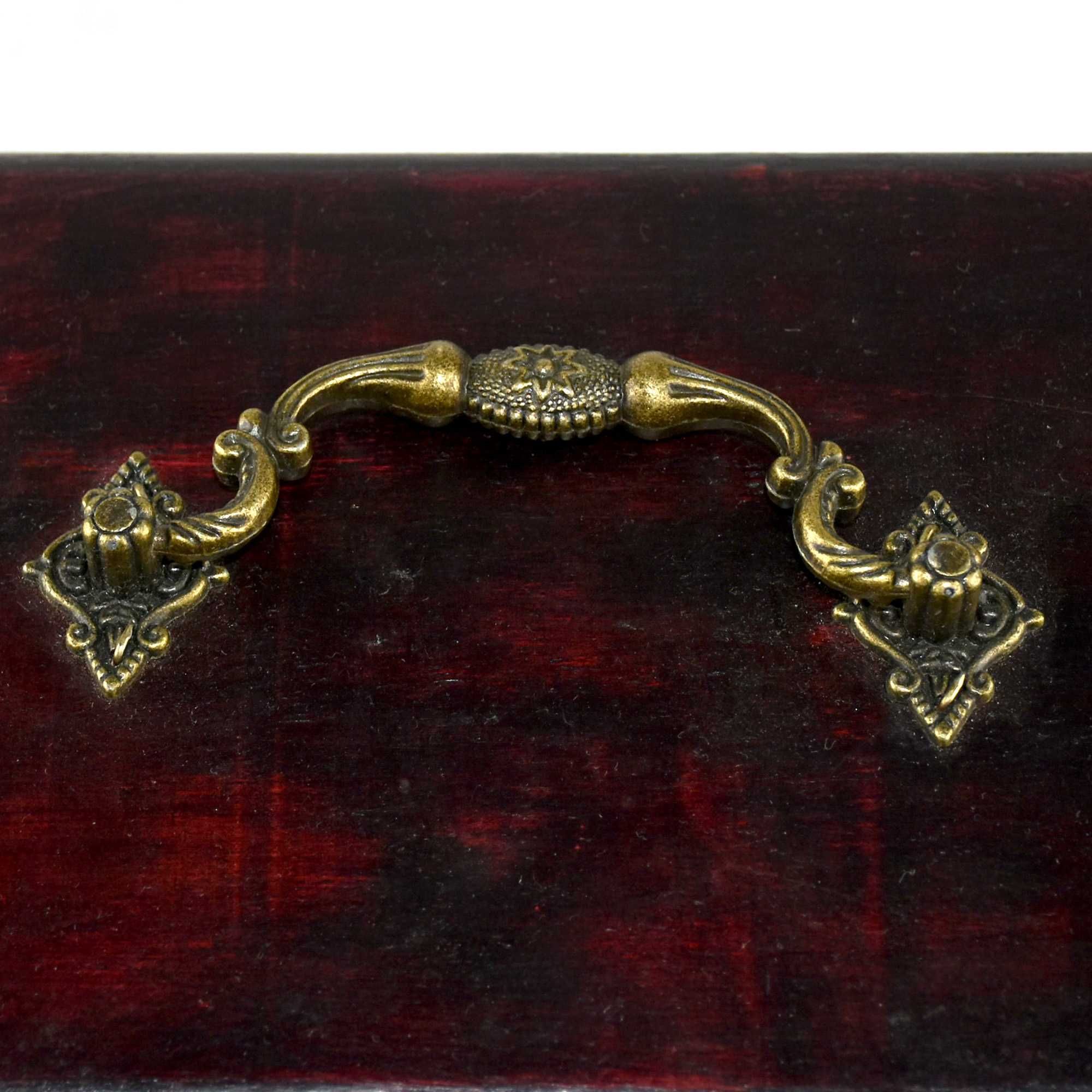 Caixa guarda-joias em madeira e ferragens em bronze