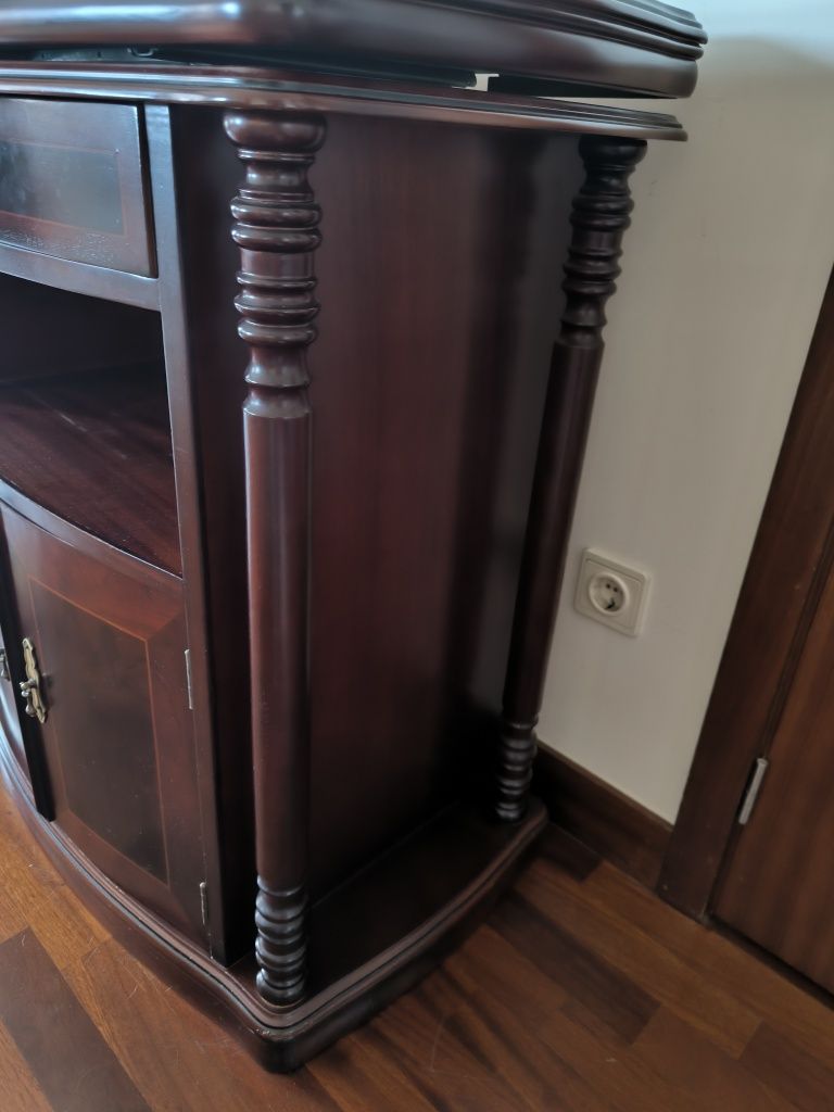 Móvel de TV com tampo rotativo e uma gaveta e duas portas
