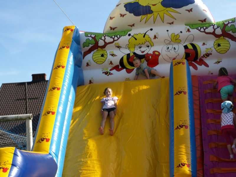 Sprzedam zjeżdżalnia dmuchana i zamek do skakania. Kompletny zestaw.